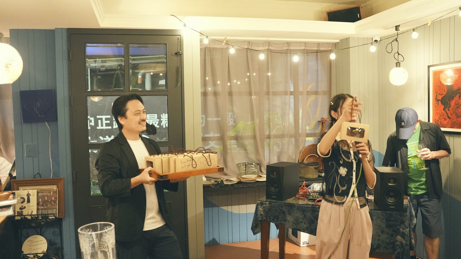 Natsu 端著托盤