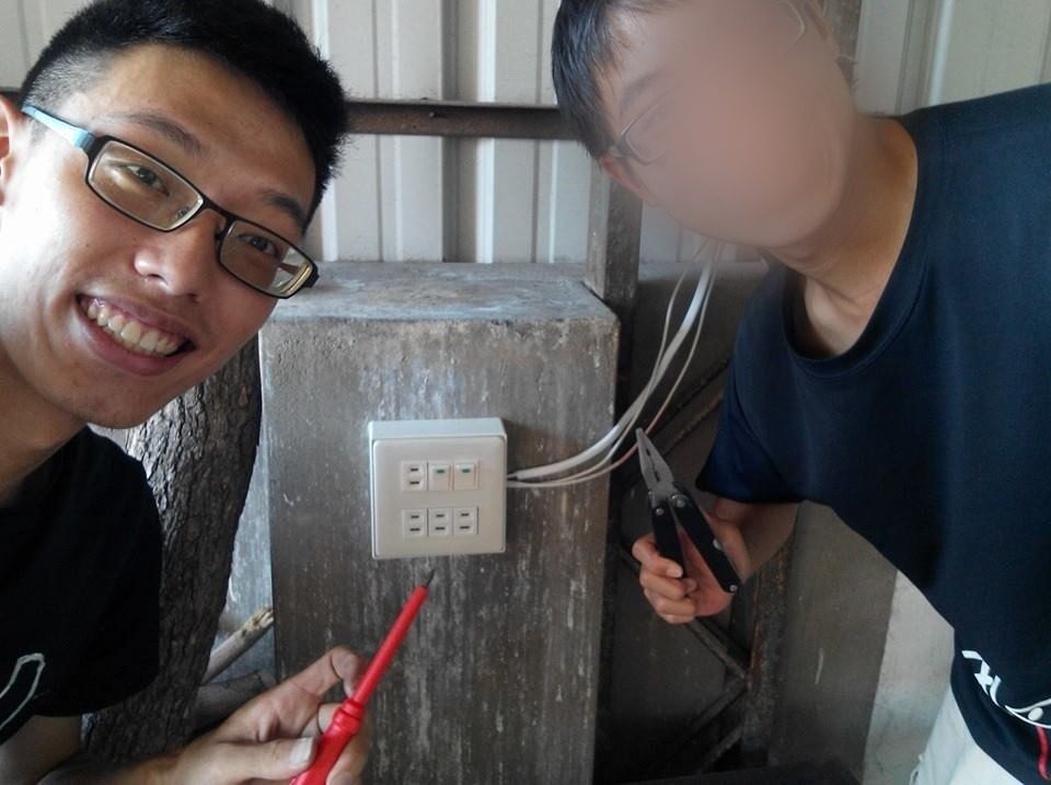 和同學合租的頂樓加蓋，電線自己拉。