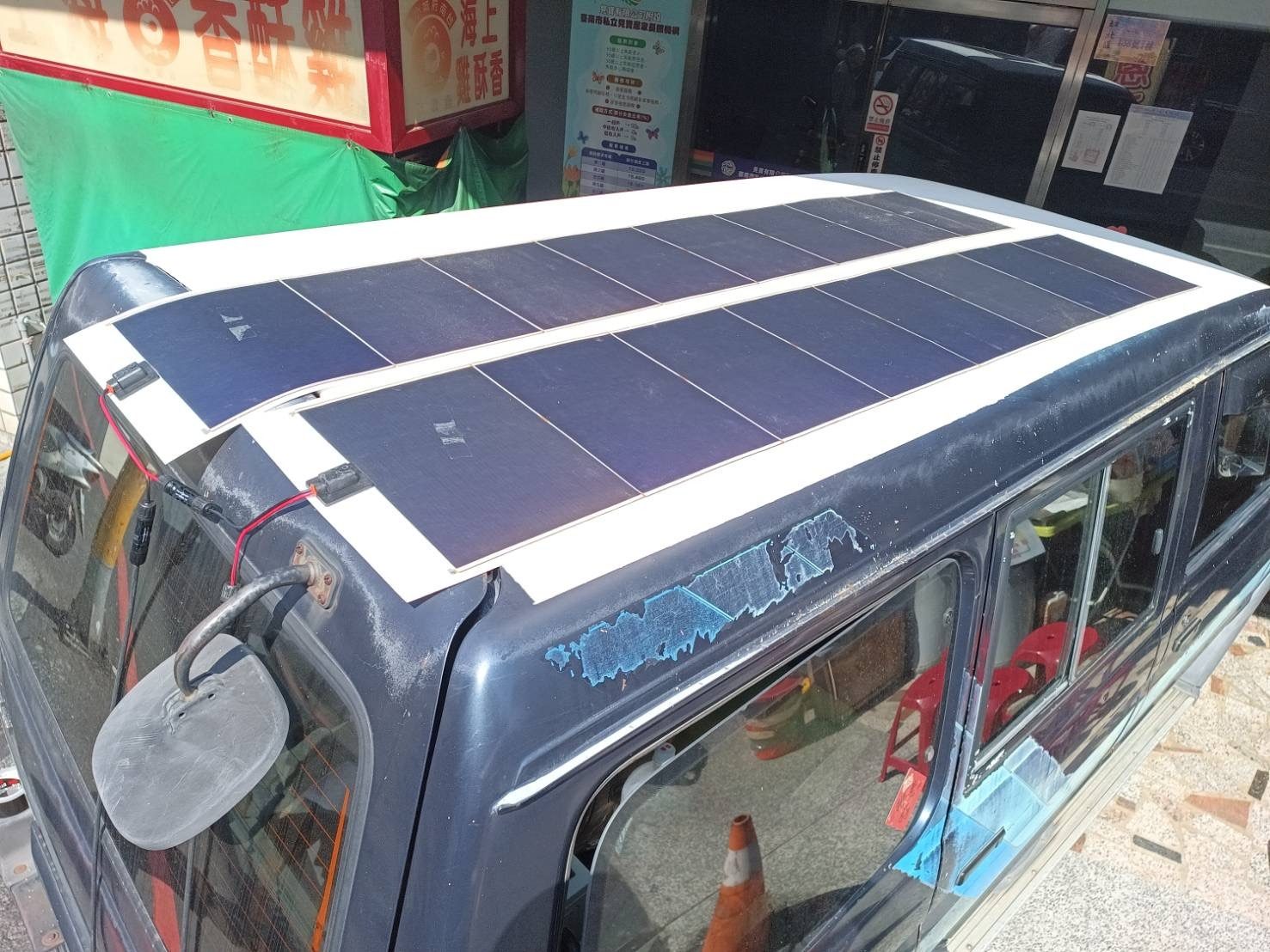 車頂塗上防水隔熱漆。