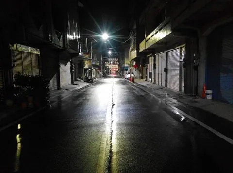 沿著沙岸向北