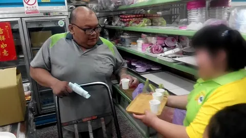 小寶貝奉咖啡