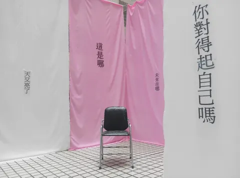 有很多人坐在椅子上