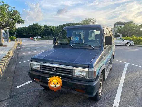 小獅妹是一台老式客貨車